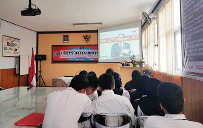 Ambon, Malukupost.com - Kantor Wilayah Kementerian Hukum dan Hak Asasi Manusia (HAM) Provinsi Maluku menggelar kegiatan "Teleconference Presidential Lecture Unity in Harmony", di Ambon, Selasa (27/3). Kakanwil Kemenkumham Maluku, Priyadi mengatakan, kegiatan itu untuk mendorong terwujudnya birokrasi berkelas dunia tahun 2024. "Bagi Calon Pegawai Negeri Sipil (CPNS) di lingkungan Kementerian Hukum dan HAM, hal ini tentu menjadi komitmen bersama untuk membangun integritas," katanya. Ia mengatakan, Kemenkumham pada tahun 2010 juga membangun integritas menuju Wilayah Bebas Korupsi (WBK), dan Wilayah Birokrasi Bersih dan Melayani (WBBM).