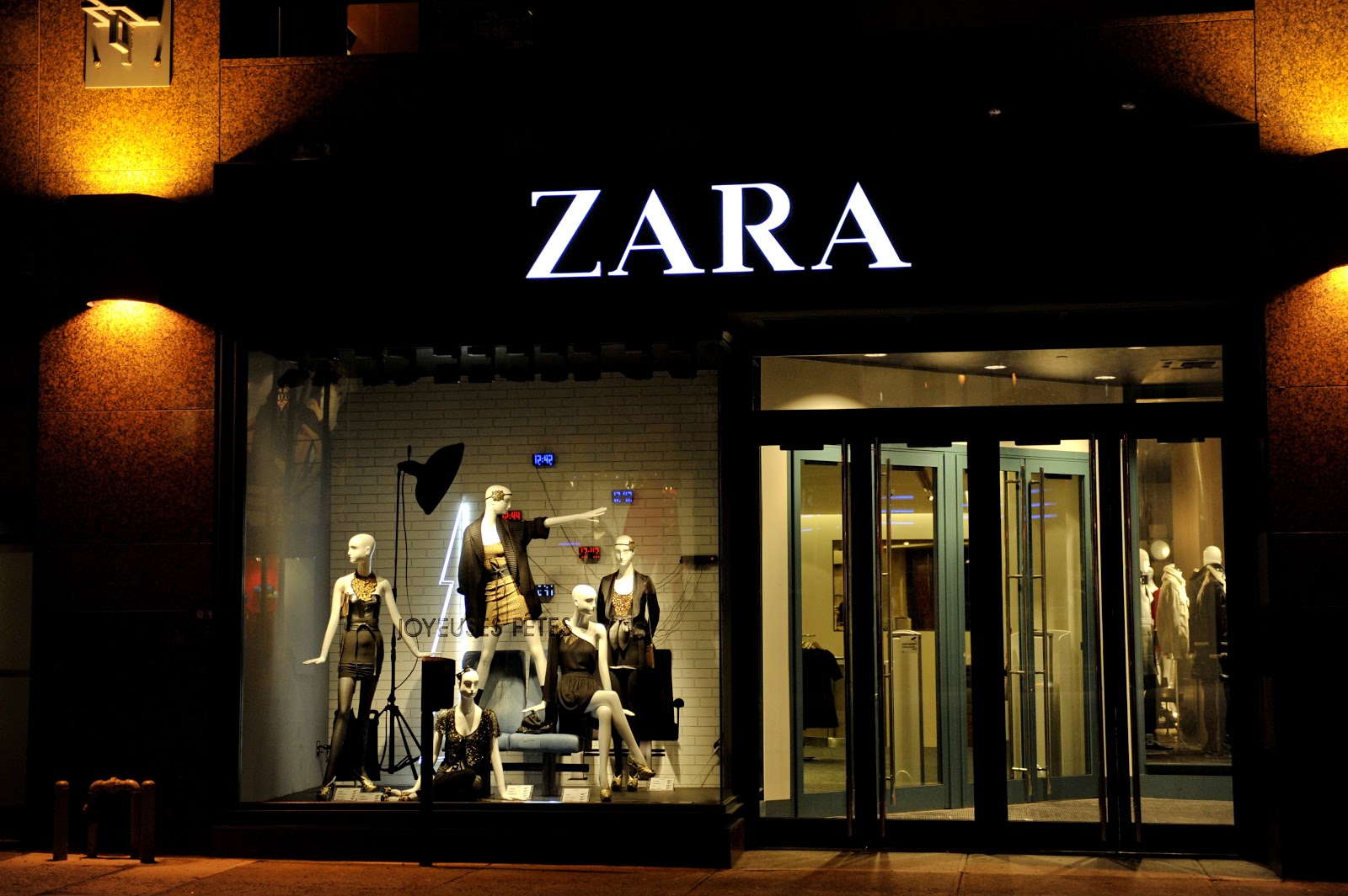 Retail Window Displays: Zara Montreal 122010 P2