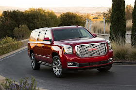 Front 3/4 view of 2017 GMC Yukon XL Denali