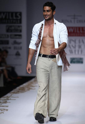 Wills Lifestyle India Fashion Week Models Ramp Walk Pics - DESI MASALA BABES PICS - Famous Celebrity Picture 