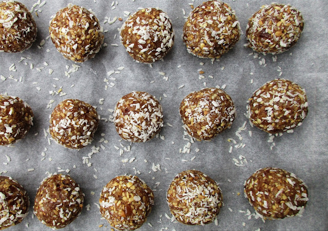 energy balls, date, recipes, sesame, coconut, vegetarian, vegan, snack, retreat kitchen, retreat, limousin, rural france, de tout coeur limousin, wellbeing, no added sugar, healthy eating, healthy, nurture, nourish, 