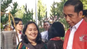 Kunjungi Kawasan Wisata Salib Kasih, Jokowi Beli Jaket Tenun Ulos Seharga Rp2,5 juta