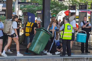 Das Open-Air Frauenfeld ist zu Ende. Am Bahnhof sammeln sich das Partyvolk.