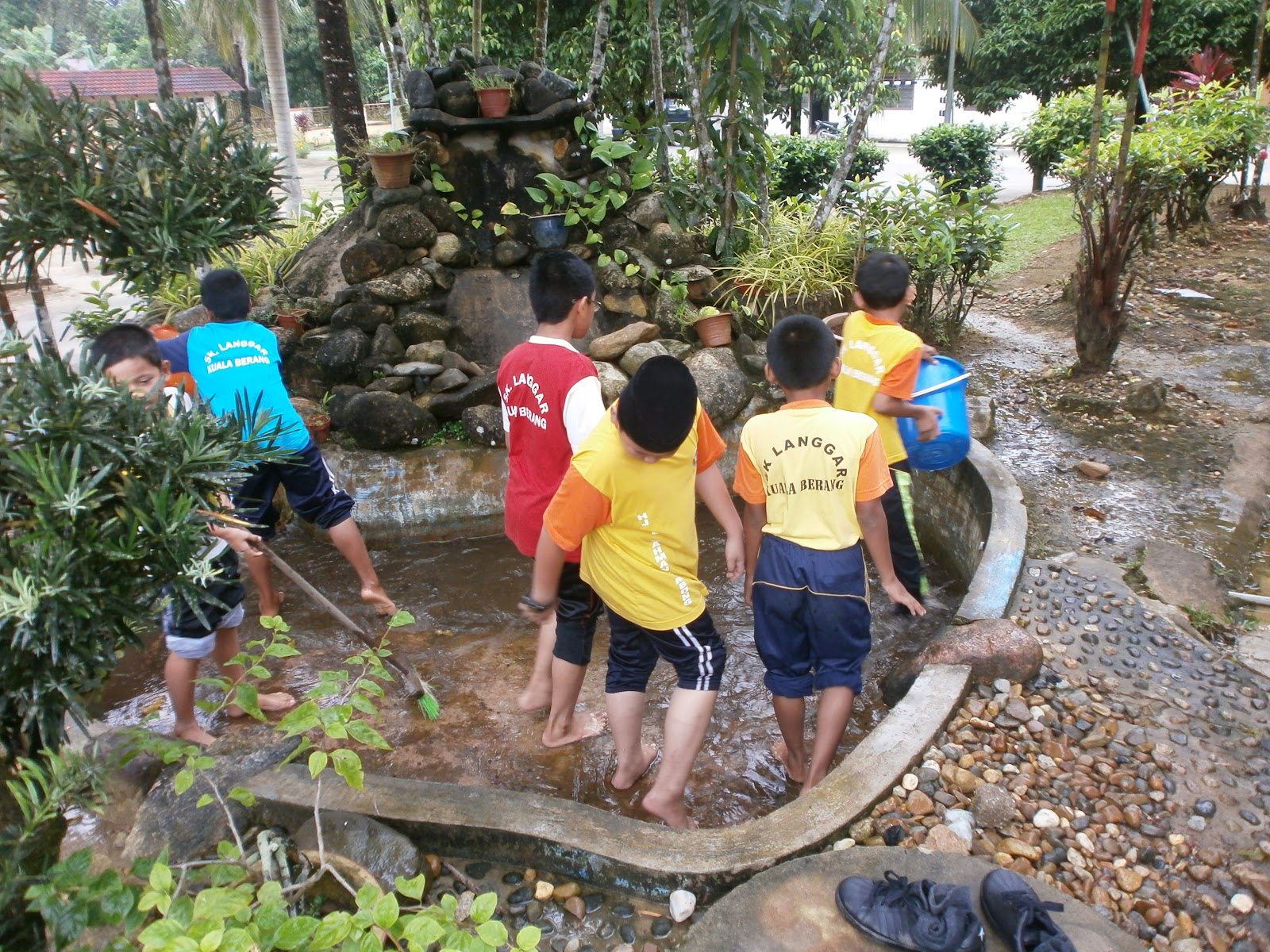 Menceriakan Kawasan Sekolah. =) ~ SK LANGGAR KUALA 