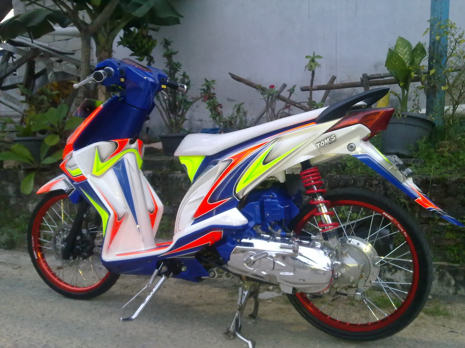 Modifikasi Honda BeAT Karburator Dengan Velg Ring 17 Jari Jari GO