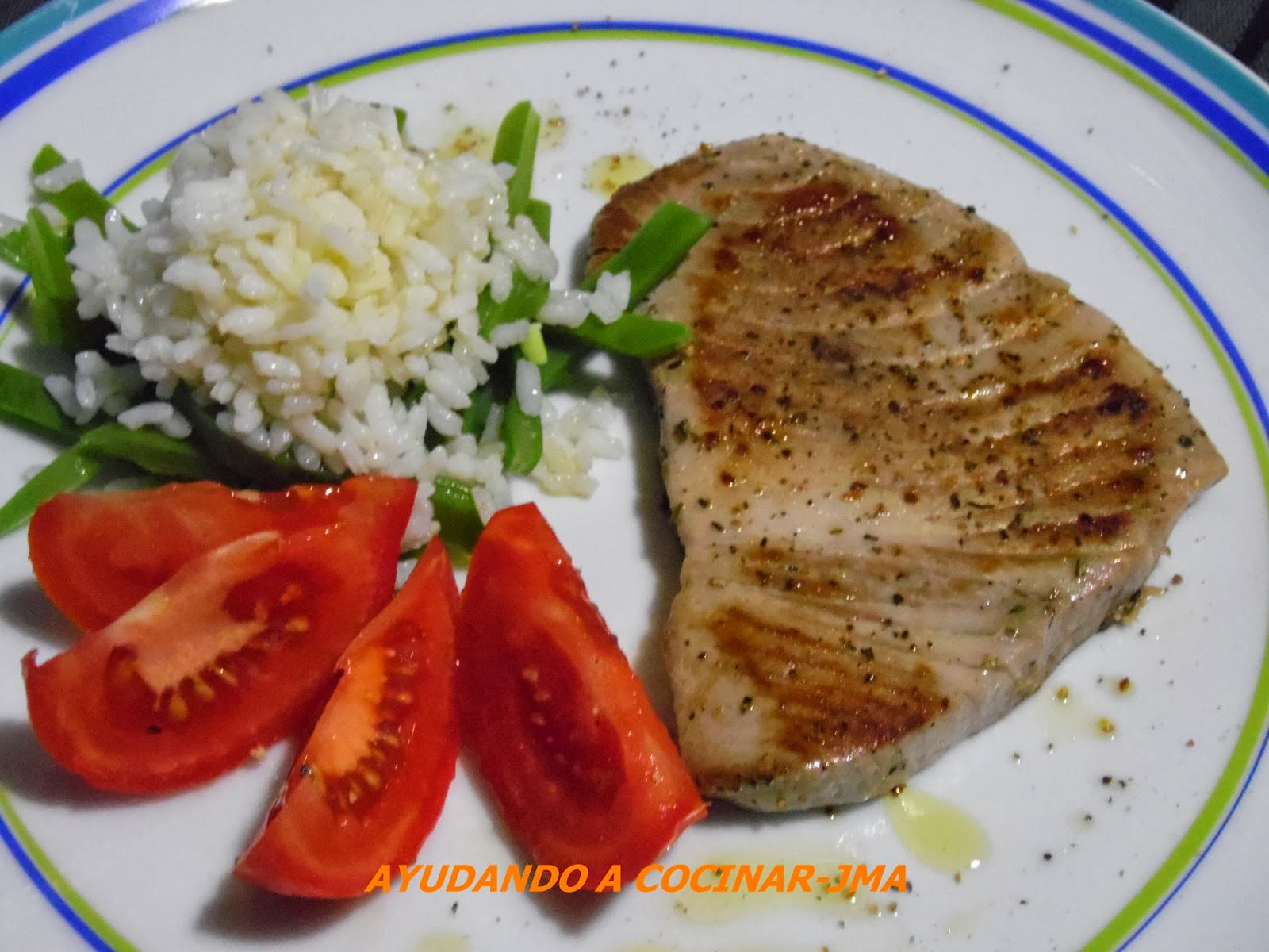Ayudando A Cocinar Atun A La Plancha