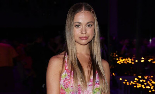 At the show, Lady Amelia Windsor wore a silk dress by Versace all decorated with a floral print in fuchsia