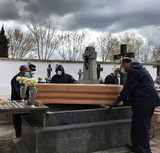 Entierro sin Ángel. Foto Julia R. Arévalo. https://www.latribunadealbacete.es/Noticia/za98ea64f-deaa-296e-ce77e0adbf03c3f9/202004/Entierro-sin-angel