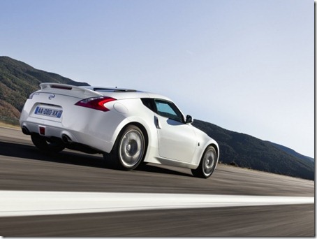 2011-Nissan-370Z-Coupe-Rear
