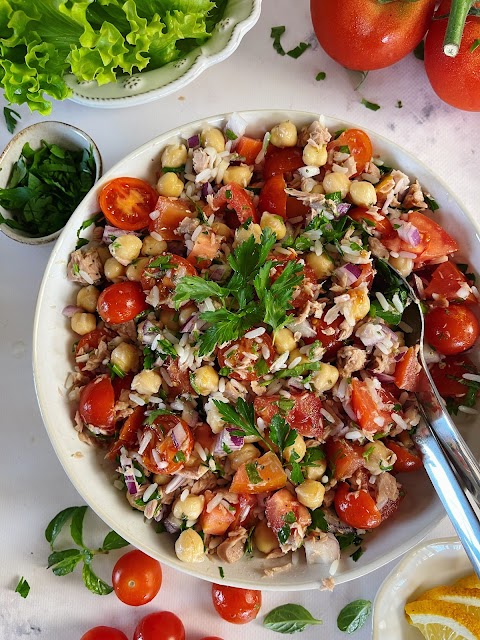 Salada de atum com grão-de-bico e tomate