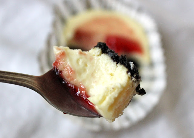 beurrista: cherry glazed black and white cheesecake