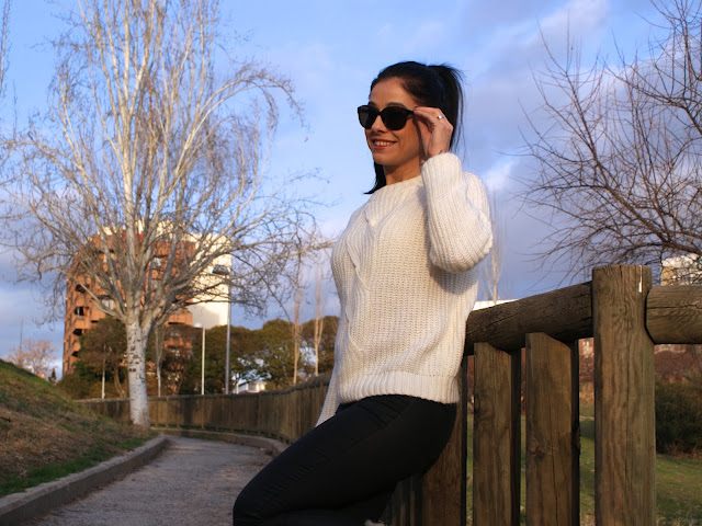 OUTFIT INVIERNO Pantalones encerados, jersey de punto y botas UGG