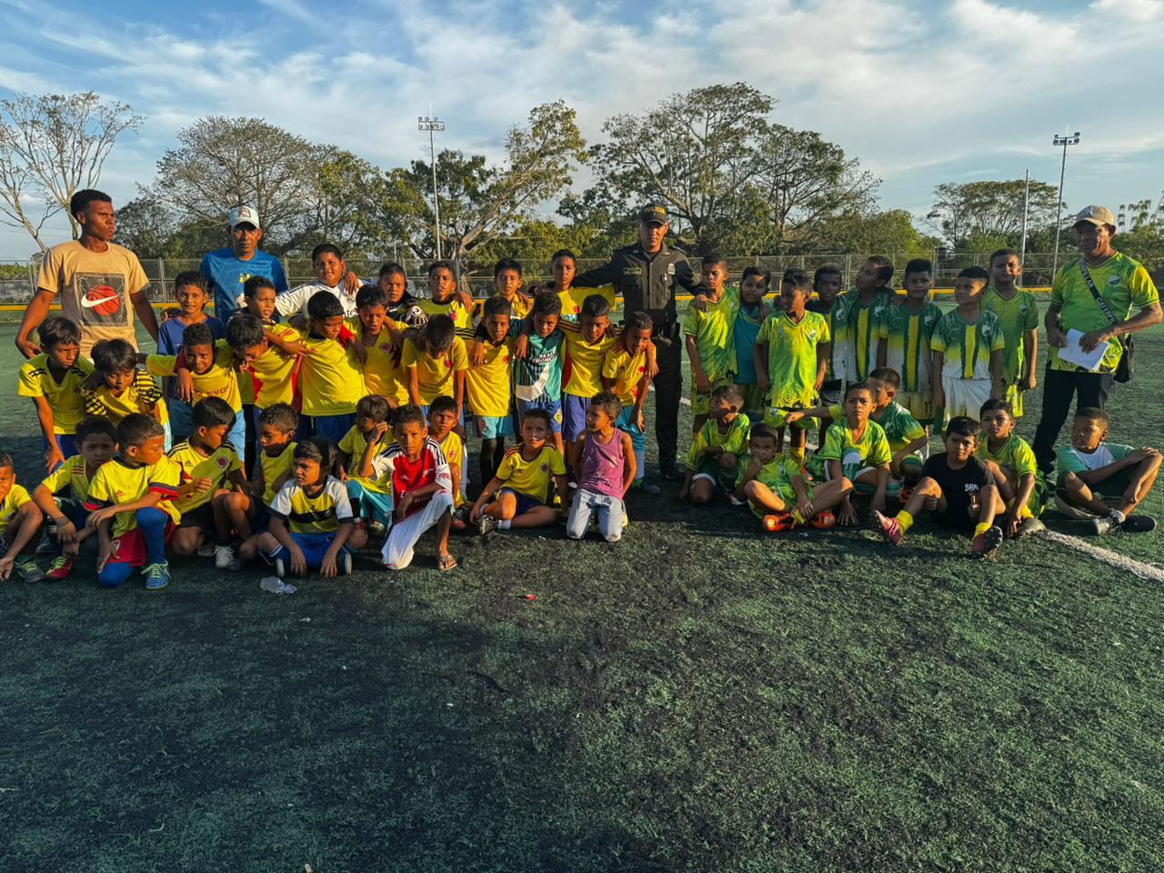 https://www.notasrosas.com/Fútbol Por la Paz