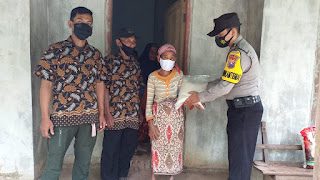  Polres Probolinggo Bagikan Sembako pada Masyarakat di Kecamatan Gading