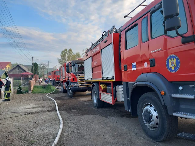 Trei gospodării afectate de un incendiu, la Humoreni. Un tânăr a fost intoxicat cu fum, alte două persoane au suferit atacuri de panică. Pompierii au intervenit cu șapte autospeciale