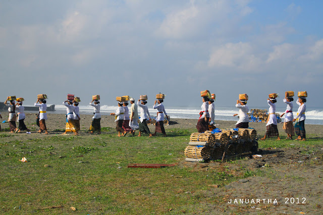 bali image : Ritual Mepeed Nyenuk di pantai Yeh Gangga