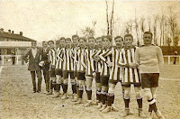 ATALANTA BERGAMASCA CALCIO - Bérgamo, Italia - Temporada 1913-14 - El Atalanta Bergamasca Calcio fue fundado el 17 de octubre de 1907. Aquí una formación del año 1914