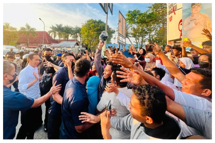 Tiba di Kota Baubau Sulawesi Tenggara, Masyarakat Antusias Sambut Kedatangan Presiden Jokowi