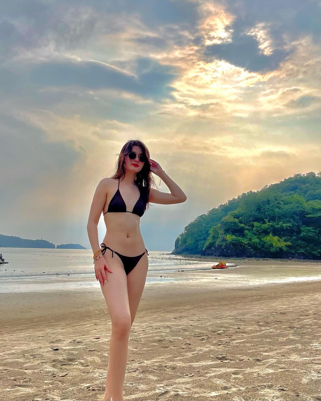 sexy Philippine model Kira Balinger hot bikini photos