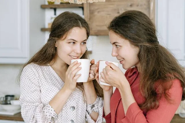 Aunque los gemelos compartían genes, educación y estilo de vida, la investigación revela que adoptar una dieta vegana generó notables beneficios para la salud en comparación con aquellos que incluyeron carne en su alimentación. Esto destaca la influencia impactante de la elección dietética en la salud, incluso entre individuos genéticamente idénticos.