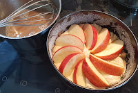 Apfel-Karamel-Kuchen mit Äpfeln belegt