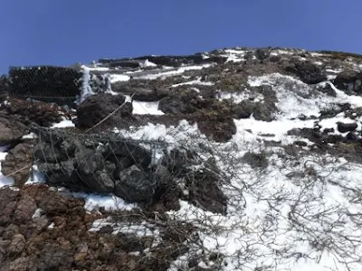 露出している登山道