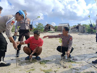 Kapolsek Pasimarannu Pimpin Penanaman Mangrove di Pulau Bonerate
