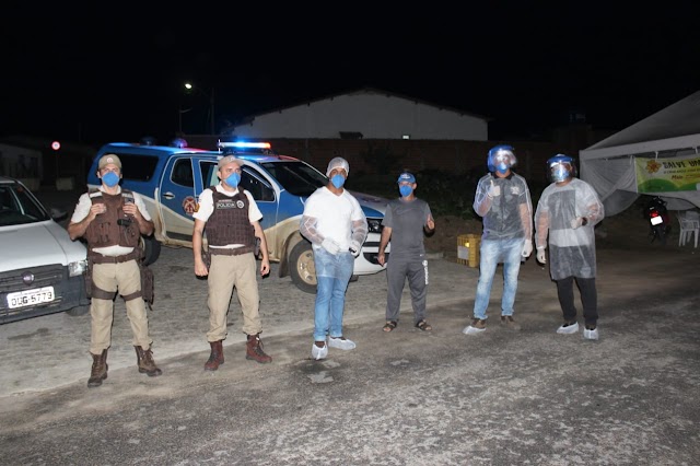 Equipe da Polícia Militar e Agentes da Saúde aguardam chegada de macajubense vindo de Brasília