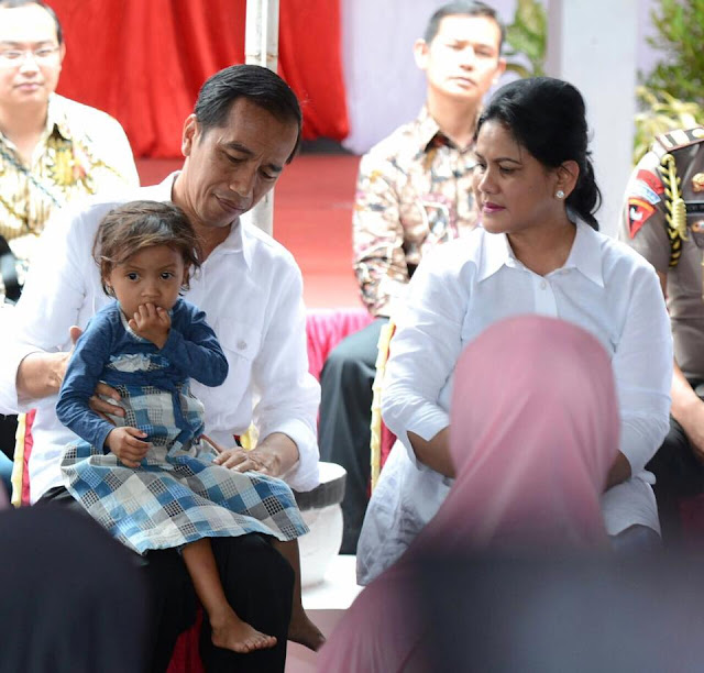 Kunjungi Pandeglang, Presiden Jokowi Bagikan Makanan Bergizi Kepada Anak-Anak