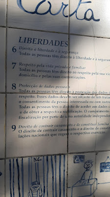 azulejos brancos com enxertos da Carta dos Direitos Fundamentais da Europa escritos em azul