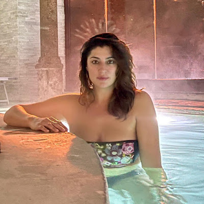 Elisa Isoardi bagno in piscina 19 dicembre 2022