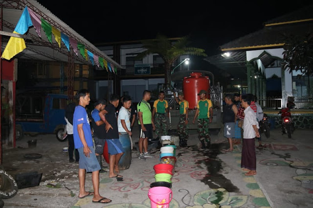   Yonif Mekanis Raider 411 Kostrad Beri Bantuan Air Bersih ke Desa yang Alami Kekeringan