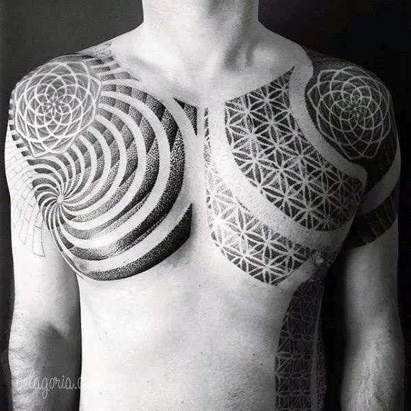 Un chico con tatuaje en el pecho de formas geométricas