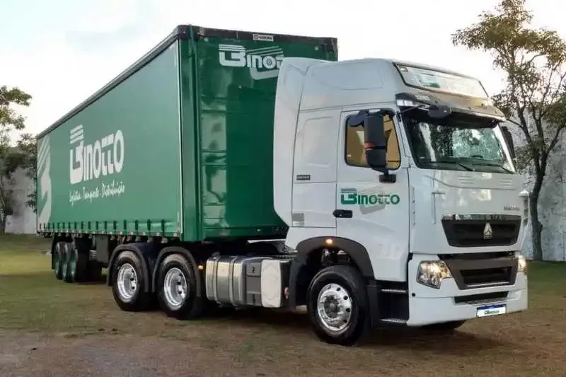 Sinotruk com carreta sider da Binotto Logística