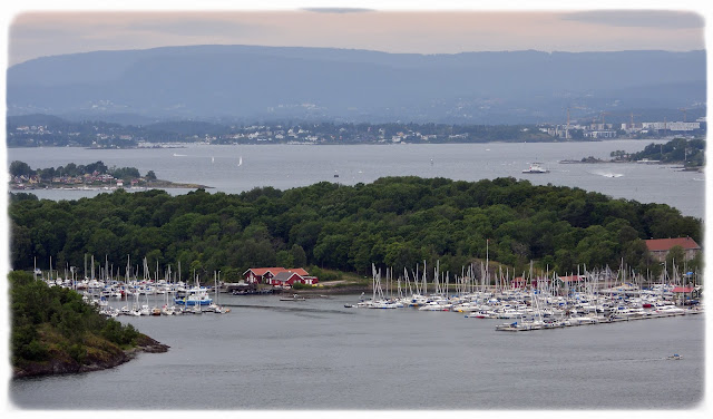 Utsiktsbilder fra Ekebergparken i Oslo. Utsikt til Hovedøya med Arbeidernes Baatforening og Revierhavnen Baatforening...