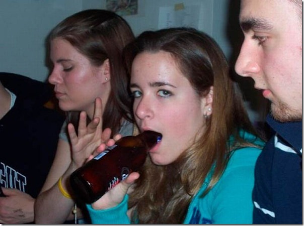 Garotas bebendo cerveja de forma estranha (20)