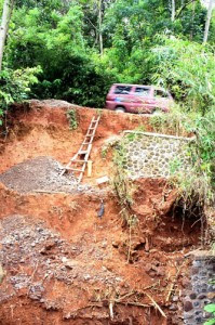 Tembok Penahan Tanah Jebol, Jalan ke Dayeuh Luhur Terancam Terputus