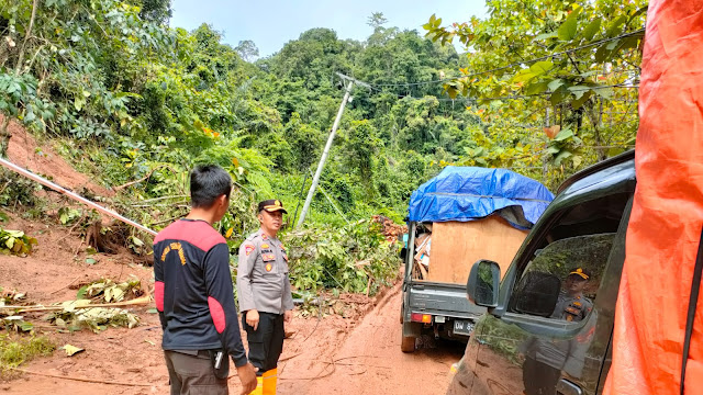 Wakapolres Morut Terjun Langsung Pantau Lokasi Longsor di Jalan Trans Sulawesi Desa Kolaka
