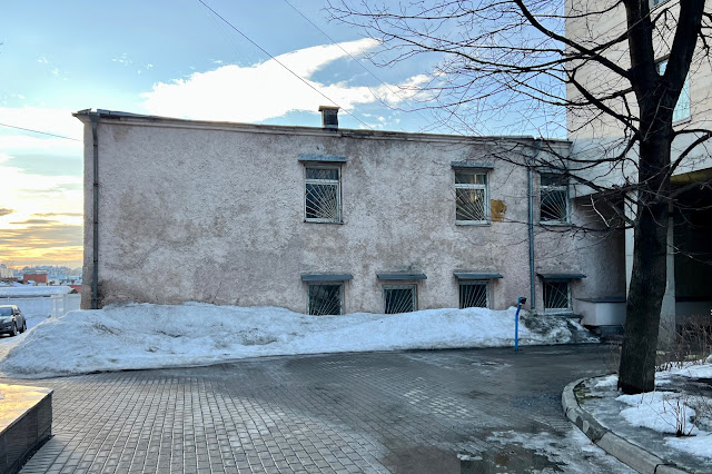Малая Сухаревская площадь, дворы, бывший жилой дом (построен до 1917 года)