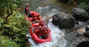 Berapa umur minimal peserta rafting? Tersedia dua perbedaan untuk umur minimum peserta, untuk Sobek Rafting, umur minimal peserta merupakan 7 tahun sedangkan Mason Rafting merupakan 5 tahun. Berapa umur maksimal mengikuti Ayung Rafting? Baik Sobek alias Mason sepakat bahwa 65 tahun merupakan umur maksimal untuk mengikuti arung jeram di Sungai Ayung.