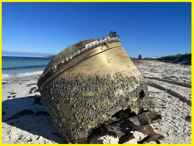 Australia: a mysterious metal cylinder found on a beach