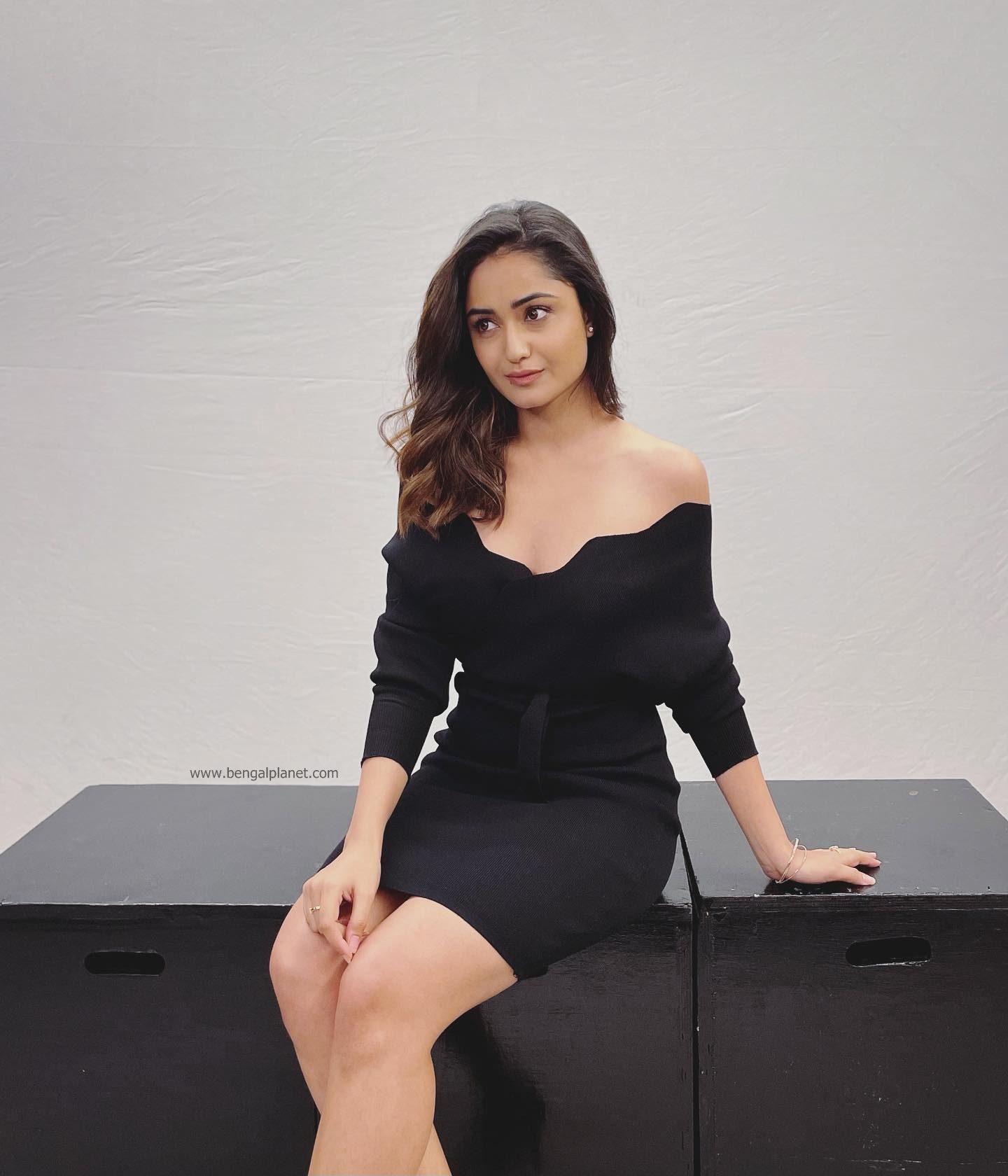 Tridha-Choudhury-looks-chic-hot-and-classy-in-these-pictures-77-Bengalplanet.com