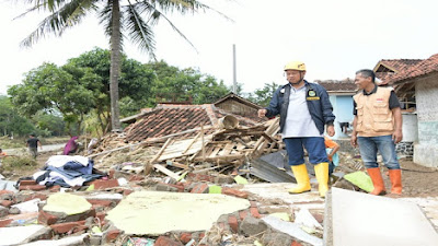  Wagub Jabar Salurkan Bantuan saat Tinjau Banjir Pameungpeuk Garut
