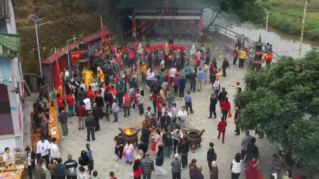 The Baichima Temple Fair in Jianggu Town, Sihui City, China is bustling