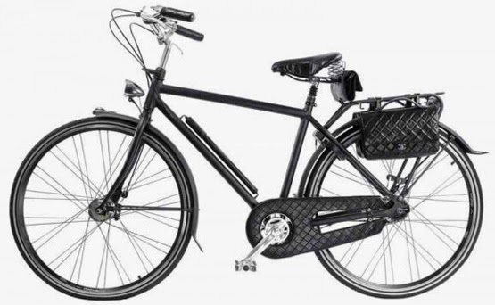 bicicleta de luxo com acessórios Chanel bolsas em couro matelassê