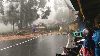 Jalur puncak arah cianjur longsor tidak bisa dilewati kendaraan.