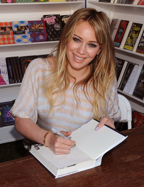 hilary duff signing elixir 2011