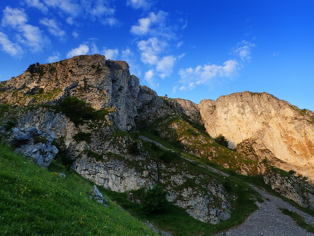 Piatra Secuiului góruje nad seklerską miejscowością Rimetea (Torocko)