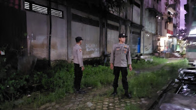 Menelusuri Lorong Pertokoan Dan Menyambangi Warga Saat Patroli  Personel Polsek Kuala Simpang