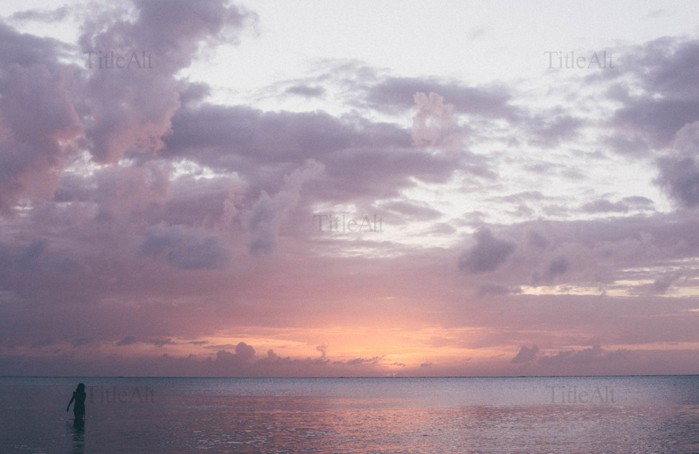 石垣島のビーチでの夕焼けの写真